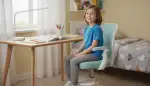 Gesund Sitzen: Kinderschreibtischstuhl mit Fußstütze