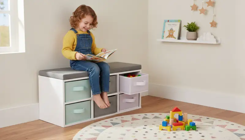 Clevere Sitzbänke: Ordnung und Spielplatz